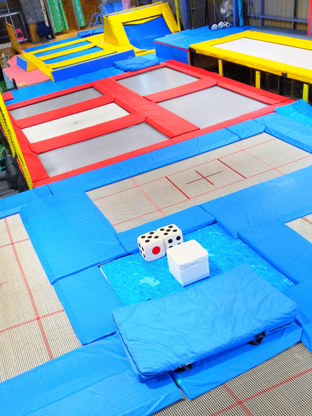 レジャー用から本格的なトランポリンまで一面に設置／グラビティ・ゼロ（神奈川県相模原市中央区）