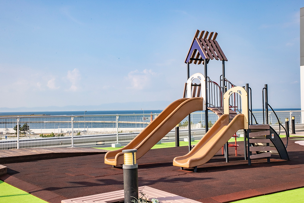 スカイデッキの子ども用遊具/関空展望ホール スカイビュー・スカイミュージアム（大阪府/泉佐野市）