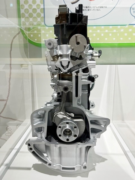 本物のエンジンの展示/ダイハツ史料展示館 Humobility World（大阪府/池田市）