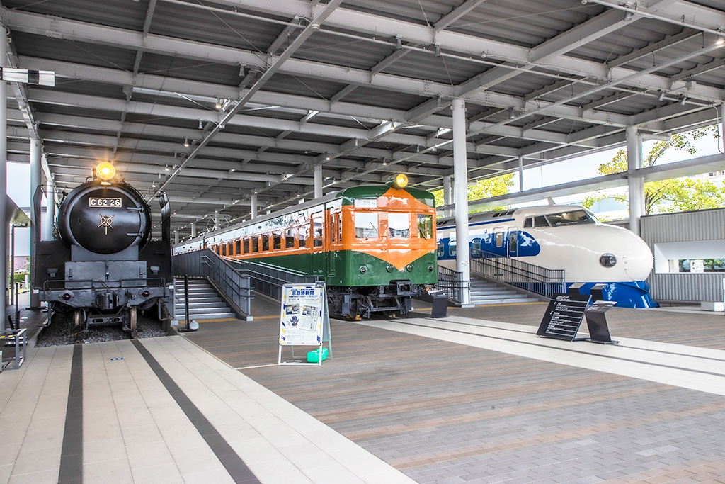 駅のプラットホームをイメージしたプロムナード/京都鉄道博物館(京都府/京都市)