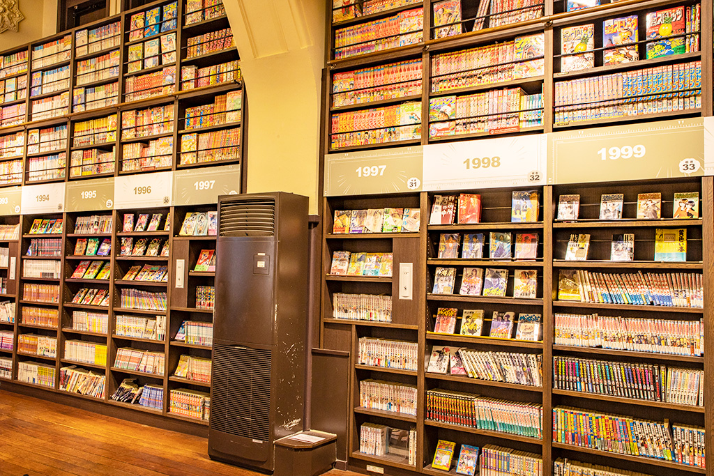 壁を天井までびっしりと埋め尽くすマンガ本/京都国際マンガミュージアム(京都府/京都市)
