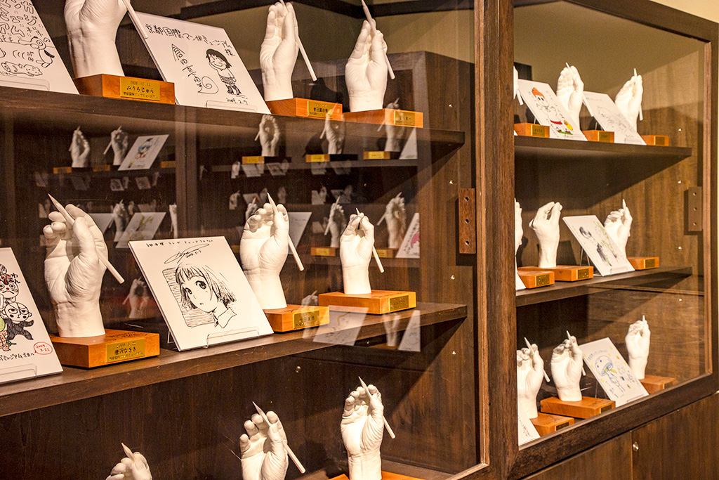 マンガ家の命ともいえる手の石膏型展示/京都国際マンガミュージアム(京都府/京都市)