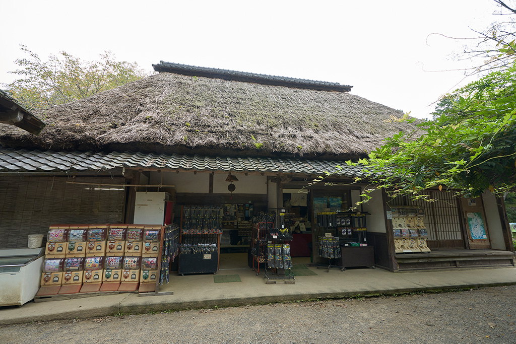 茅葺屋根の「売店」/甲賀の里忍術村(滋賀県/甲賀市)
