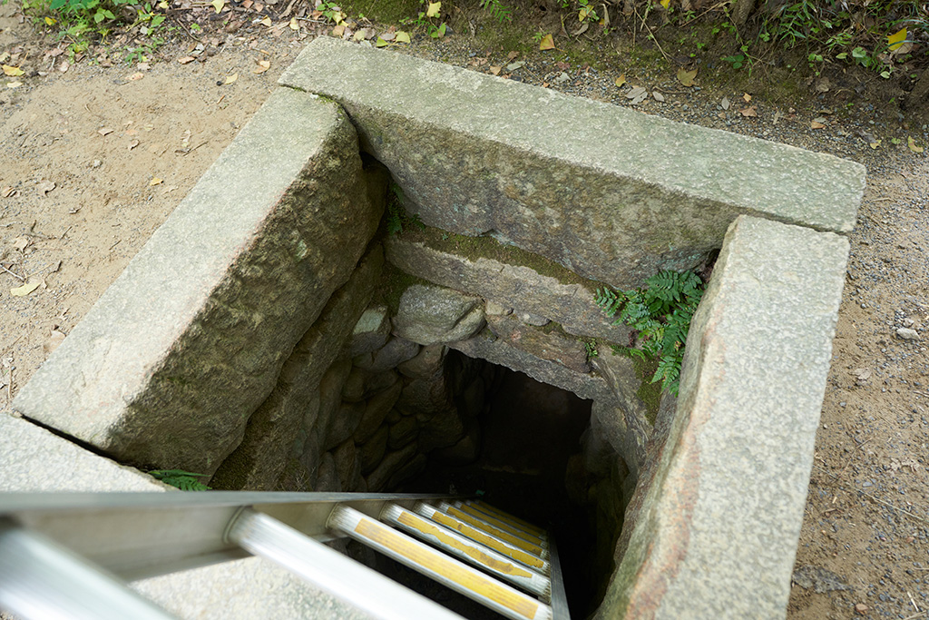 秘密の通路を渡る井戸抜け/甲賀の里忍術村(滋賀県/甲賀市)