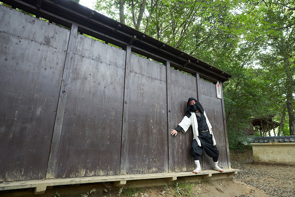 塀横歩き/甲賀の里忍術村(滋賀県/甲賀市)