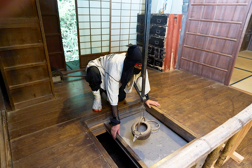 からくり屋敷nの井戸裏/甲賀の里忍術村(滋賀県/甲賀市)