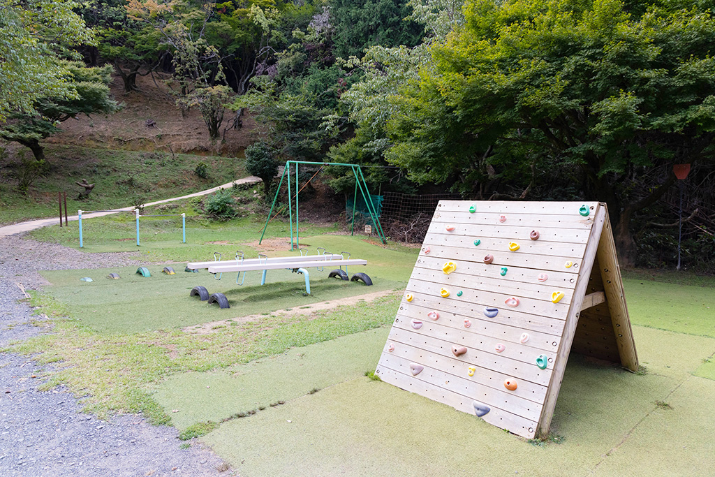 山頂広場の運動場/嵐山モンキーパーク（京都府/京都市）