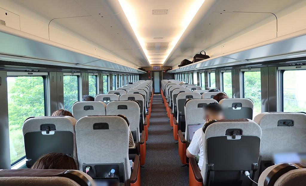 「スタンダードシート」（3・4・5号車）/東武鉄道新型特急「スペーシア X」