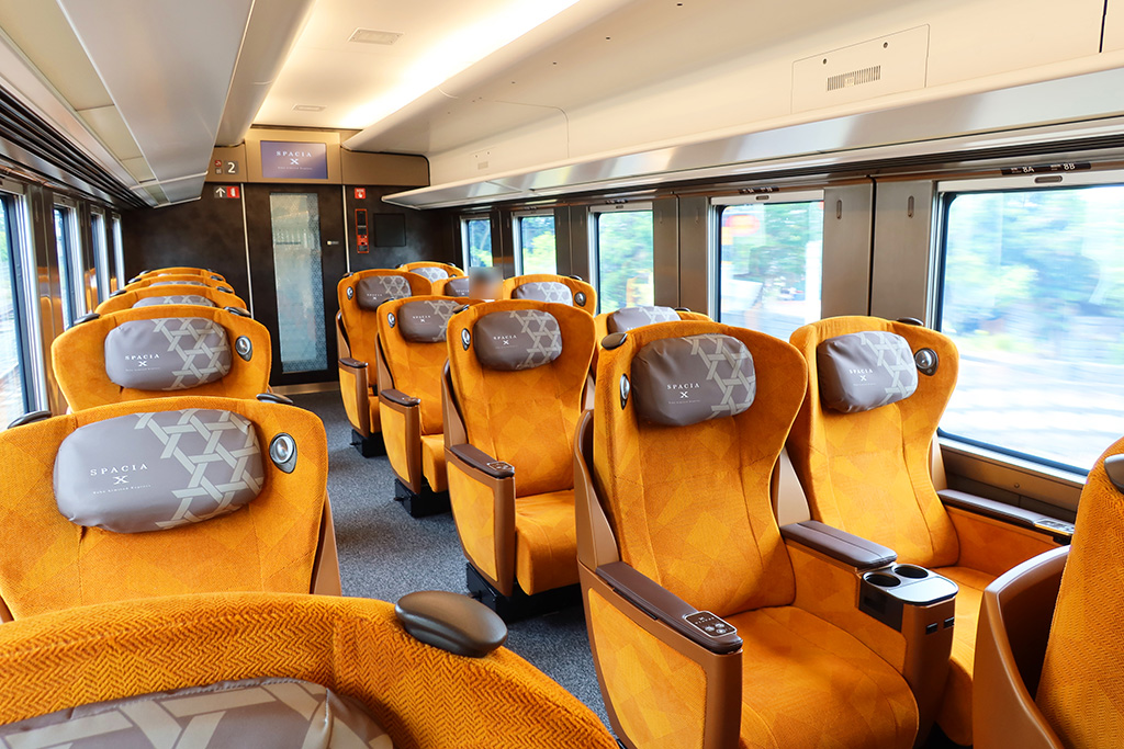 「プレミアムシート」（2号車）/東武鉄道新型特急「スペーシア X」