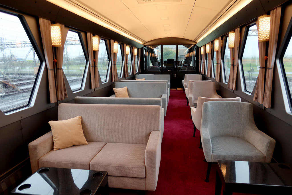 先頭車（1号車）の「コックピットラウンジ」/東武鉄道新型特急「スペーシア X」