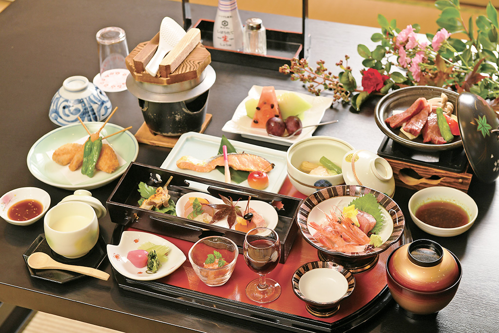 旬の食材を生かした夕食（一例）/ホテル湖龍（山梨県／富士河口湖町）