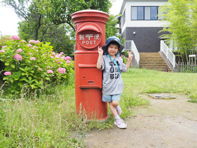 ノスタルジックな古民家の脇に立つ郵便ポスト/足立区都市農業公園