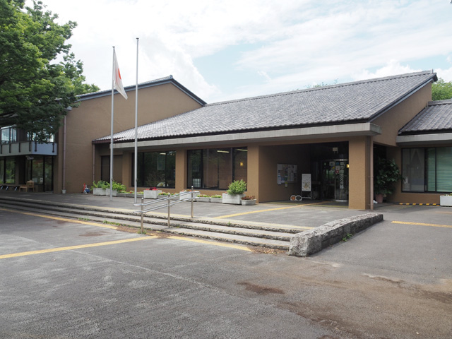 正門の正面にある都市農業交流館/足立区都市農業公園