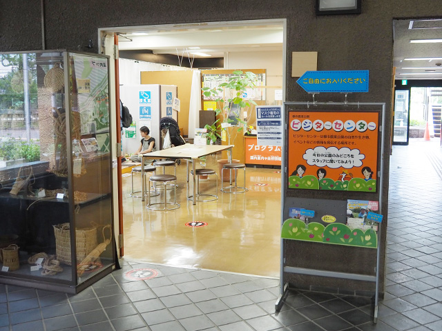 館内1階のビジターセンター/足立区都市農業公園