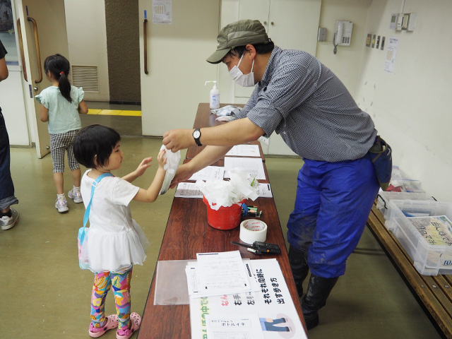 最後におみやげをもらって終了/足立区都市農業公園