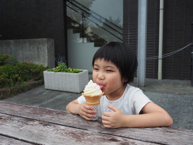 建物の前はテラス席になっていて開放的/足立区都市農業公園