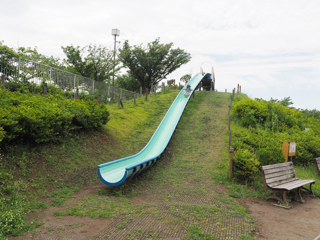 大きなすべり台がある遊具広場/足立区都市農業公園