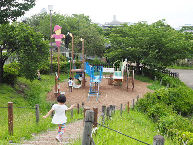 2つのすべり台などが付いた複合遊具も/足立区都市農業公園