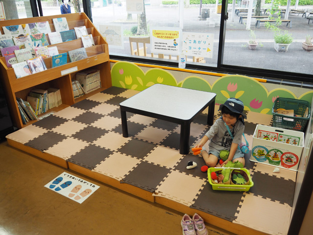 絵本や野菜のおもちゃが置かれたキッズコーナー/足立区都市農業公園