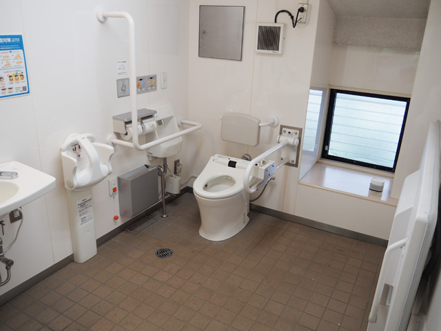 各所にキレイでおむつ交換台なども設置された多目的トイレが用意されている/足立区都市農業公園