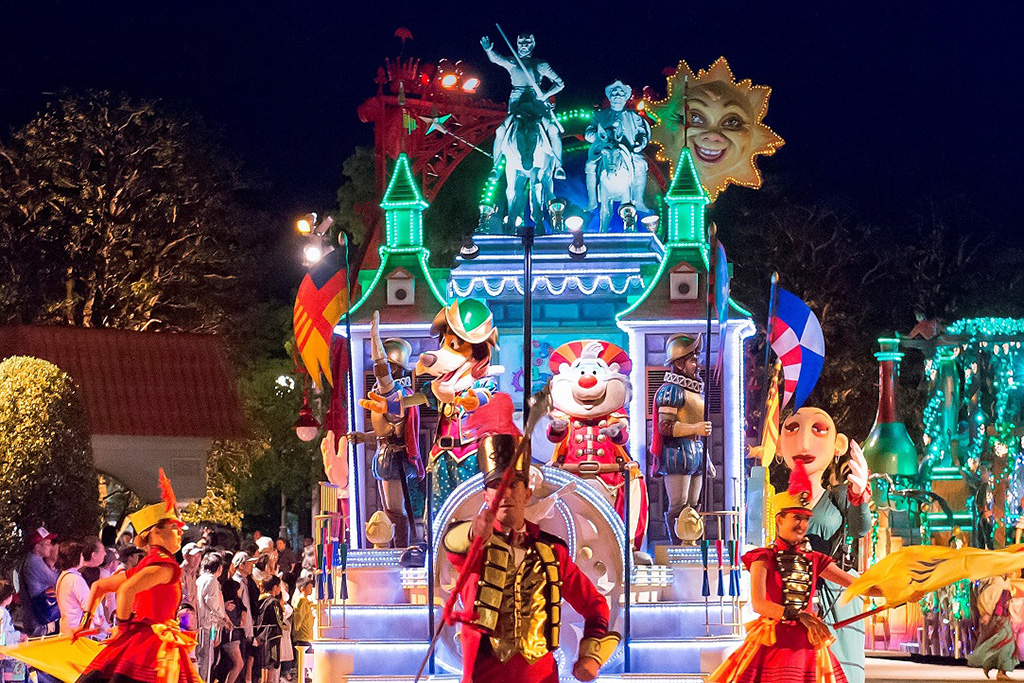 ナイトパレード「エスパーニャカーニバル“アデランテ”」/志摩スペイン村（三重県/志摩市）