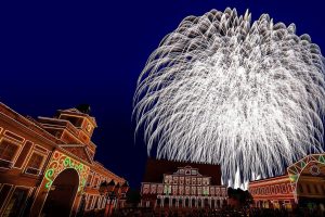 三重・志摩スペイン村で夏のリゾート気分を満喫!ナイトパレードや花火などが楽しめる「サマーフィエスタ」開催中