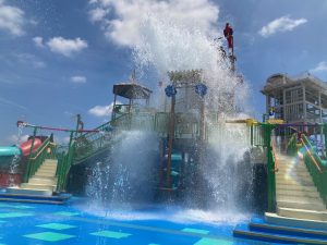 2023年夏休みに注目のプール・水遊びスポットは?水上アスレチックも!