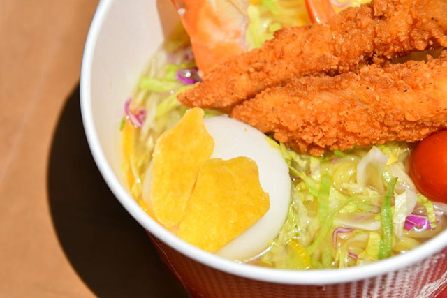 「エビとチキンテンダーの冷やし麺(ゆず塩)、はんぺん添え」/東京ディズニーランド(千葉県/舞浜市)