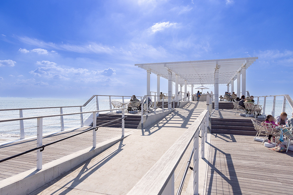 ウッドデッキ「The SUNSET Pier & Café」/稲毛海浜公園プール（千葉県/千葉市）