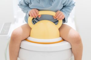 トイトレ（おむつはずれ）中のおでかけ・旅行はどうする？　持ち物や外出先でのポイントは？
