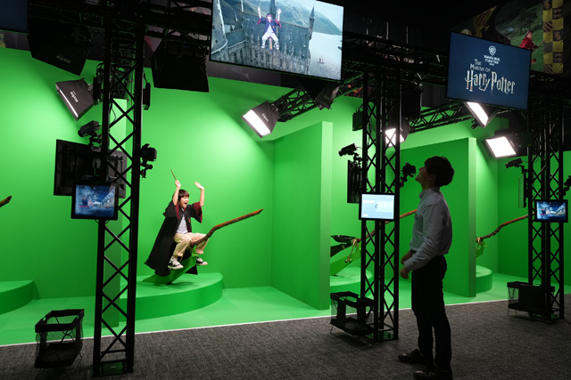 キッズが体験している様子を、お父さんやお母さんがモニターで見学できる/ワーナー ブラザース スタジオツアー東京 - メイキング・オブ・ハリー・ポッター(東京都/練馬区)