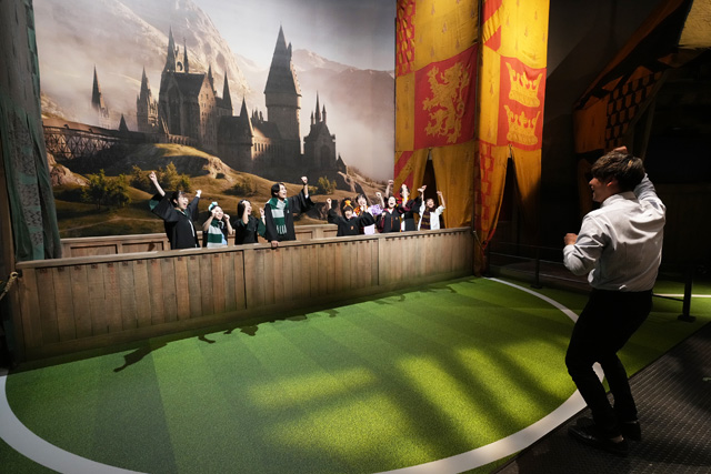 スリザリン対グリフィンドールの試合で、どちらかのチームを応援/ワーナー ブラザース スタジオツアー東京 - メイキング・オブ・ハリー・ポッター(東京都/練馬区)