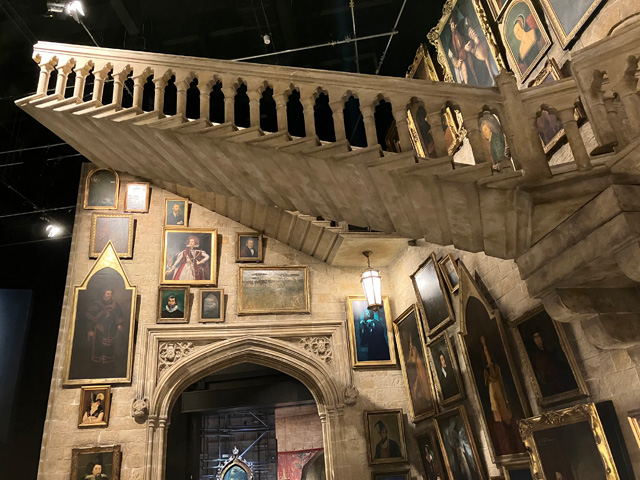 多くの肖像画が飾られたエリア/ワーナー ブラザース スタジオツアー東京 - メイキング・オブ・ハリー・ポッター(東京都/練馬区)