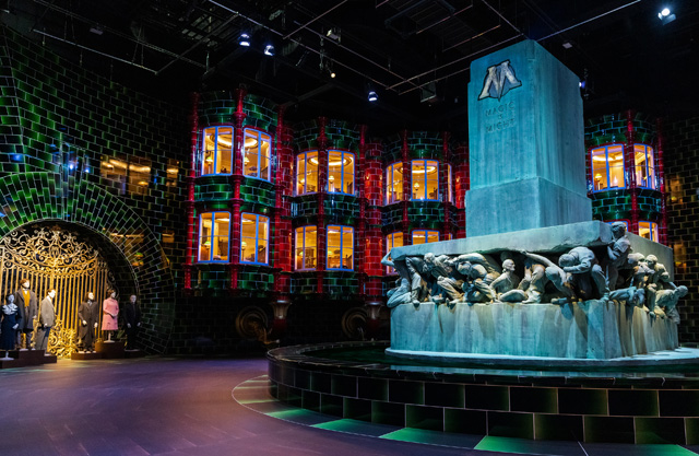 「魔法は力なり」と書かれた像など、ロンドン魔法省を見事に再現/ワーナー ブラザース スタジオツアー東京 - メイキング・オブ・ハリー・ポッター(東京都/練馬区)