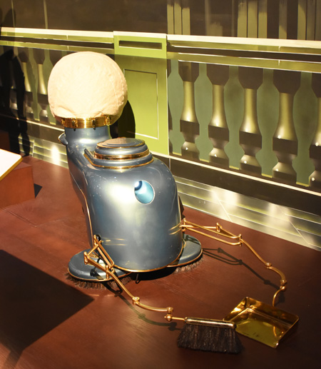 『ファンタスティック・ビーストと黒い魔法使いの誕生』で登場した自走式掃除機/ワーナー ブラザース スタジオツアー東京 - メイキング・オブ・ハリー・ポッター(東京都/練馬区)