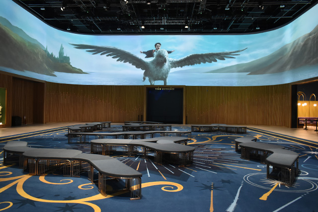 ロビーの大スクリーンにはハリーたちの映像が流れています/ワーナー ブラザース スタジオツアー東京 - メイキング・オブ・ハリー・ポッター(東京都/練馬区)