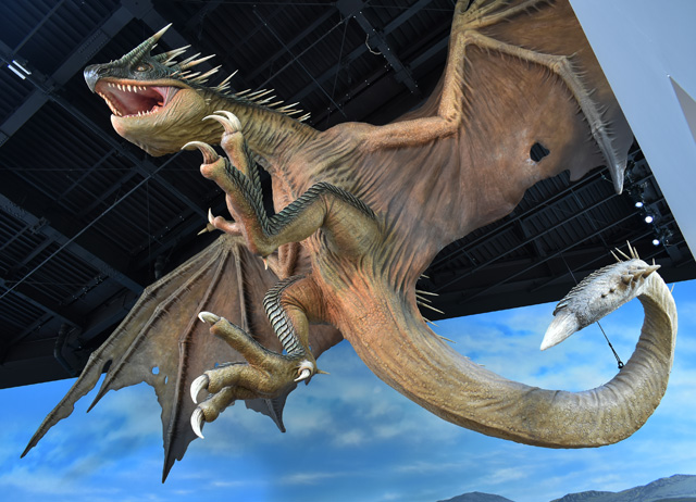 見上げるとハンガリー・ホーンテールが/ワーナー ブラザース スタジオツアー東京 - メイキング・オブ・ハリー・ポッター(東京都/練馬区)