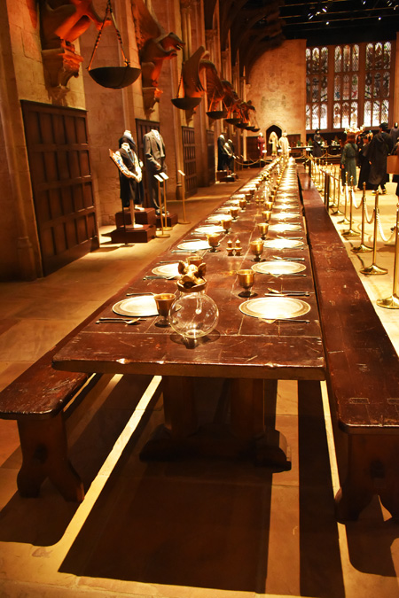 食器も並べられている細長いテーブル/ワーナー ブラザース スタジオツアー東京 - メイキング・オブ・ハリー・ポッター(東京都/練馬区)