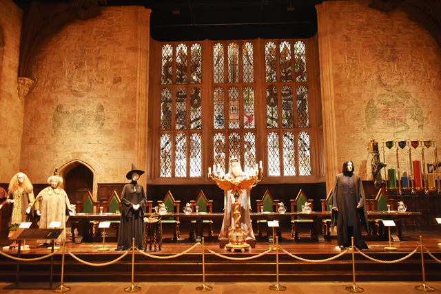 前方には先生たちの席があります。組分け帽子なども展示/ワーナー ブラザース スタジオツアー東京 - メイキング・オブ・ハリー・ポッター(東京都/練馬区)