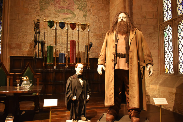 ハグリッドのうしろには、寮ごとの点数を記録した砂時計も/ワーナー ブラザース スタジオツアー東京 - メイキング・オブ・ハリー・ポッター(東京都/練馬区)