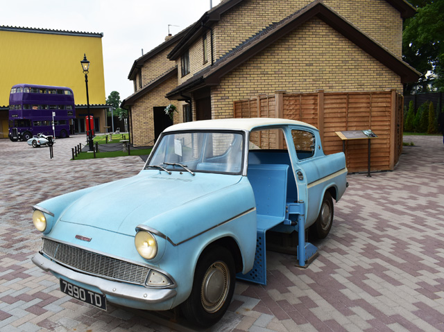 前のフォード・アングリアと奥のハグリッドのバイクは席に座って撮影可能/ワーナー ブラザース スタジオツアー東京 - メイキング・オブ・ハリー・ポッター(東京都/練馬区)