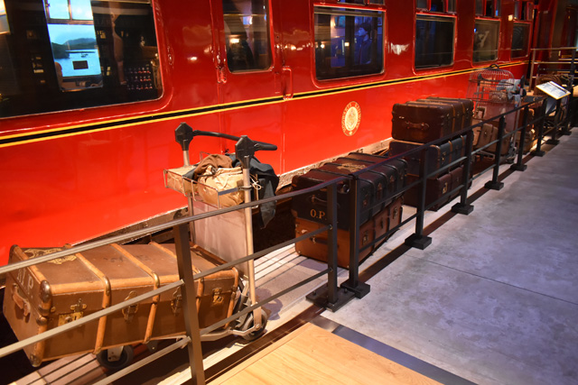 列車の横には手押しカートや荷物が並んでいます/ワーナー ブラザース スタジオツアー東京 - メイキング・オブ・ハリー・ポッター(東京都/練馬区)