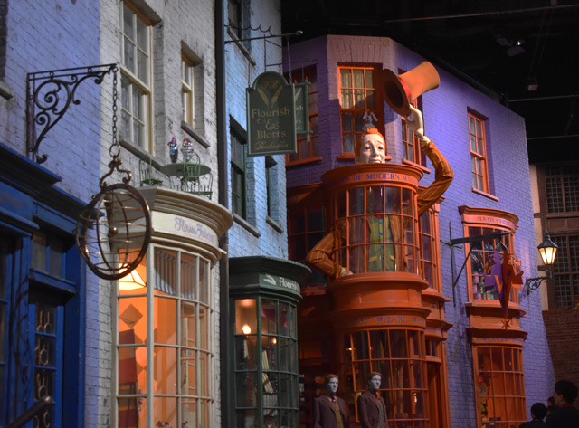 奥の「ウィーズリー・ウィザード・ウィーズ店」は“いたずら専門店”/ワーナー ブラザース スタジオツアー東京 - メイキング・オブ・ハリー・ポッター(東京都/練馬区)