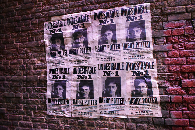 奥に入ってみるとハリー・ポッターの指名手配書が貼られています/ワーナー ブラザース スタジオツアー東京 - メイキング・オブ・ハリー・ポッター(東京都/練馬区)