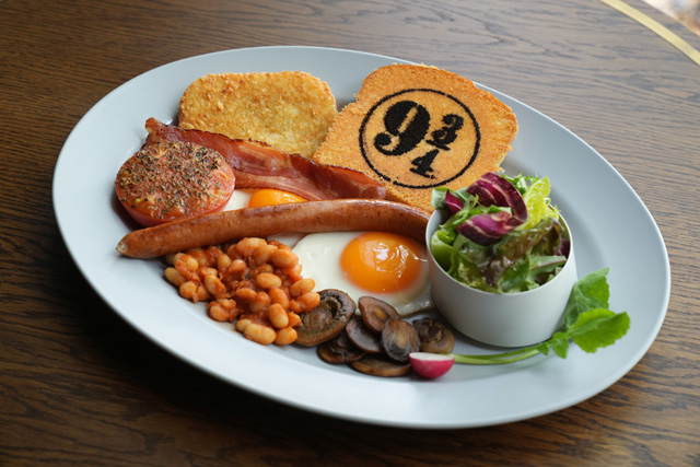 フードホールの9と3/4番線 オールデイブレックファスト 2200円。ドリンク付き/ワーナー ブラザース スタジオツアー東京 - メイキング・オブ・ハリー・ポッター(東京都/練馬区)