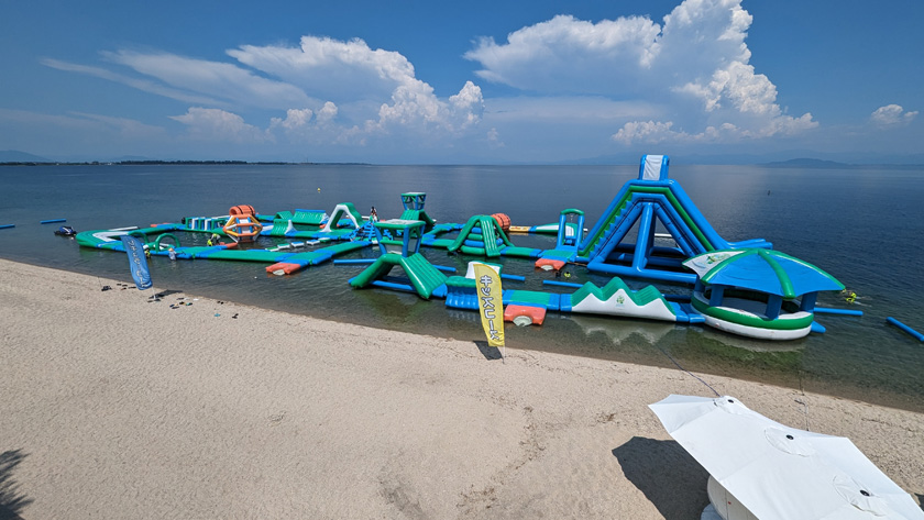 アドベンチャーウォーターパーク全景(白ひげ浜 水泳・キャンプ場/滋賀県高島市)