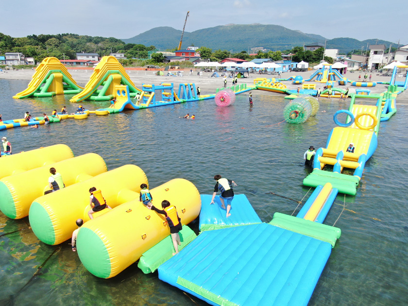 水上アスレチックと砂上アスレチック/USUマリンアスレチックアトゥイ(有珠海水浴場/北海道伊達市)