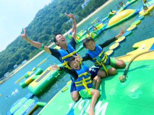 全国の水上・海上アスレチック、ウォーターパーク14選（2025）子どもも大人も大興奮！