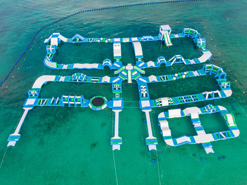 右下フロート。小さな子ども向けアスレチック/万座オーシャンパーク(R)(ANAインターコンチネンタル万座ビーチリゾート/沖縄県恩納村)