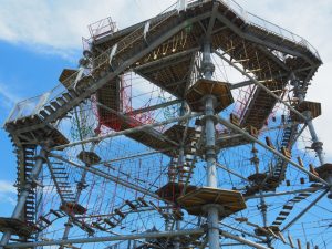 関東のアスレチックまとめ！空中コースやジップライン、公園の無料大型遊具も